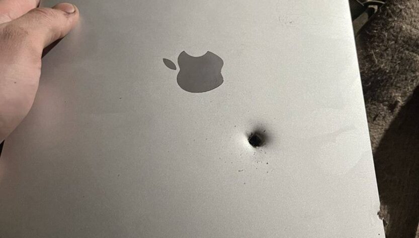 Технології - MacBook зберіг життя військовому, зупинивши уламок снаряда