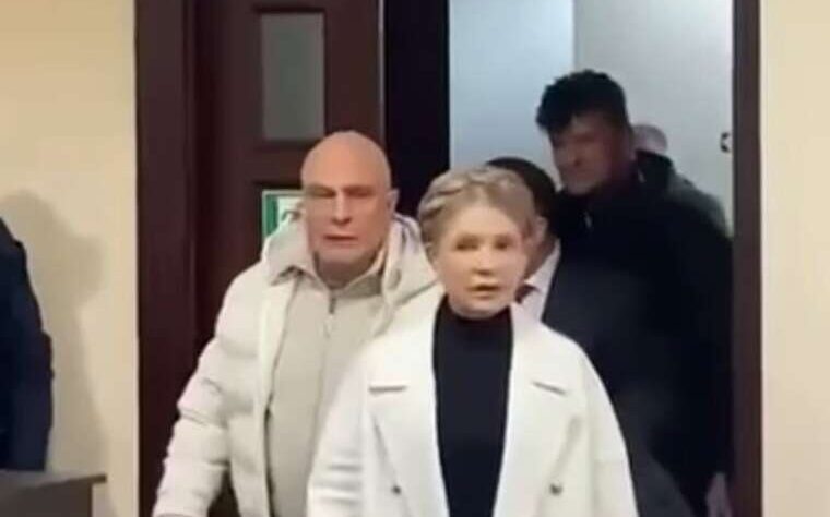 Корупція - Навіть не 17-й Тимошенко в суді іронізує над вилученим у неї старим iPhone