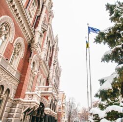 Новини бізнесу - НБУ продав понад $700 млн на тлі обвалу гривні