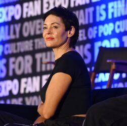 Новини культури - Роуз МакГавен заявила про погрози під час зйомок серіалу Усі жінки - відьми