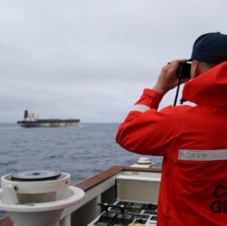 Новини світу - "Тіньові" танкери міняють прапори на російський, щоб "захиститись" - ЗМІ