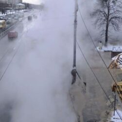 Новини Києва - У Києві 16-річна дівчина впала в яму з окропом