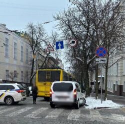 Новини Києва - У центрі Києва в проваллі дороги застряг тролейбус