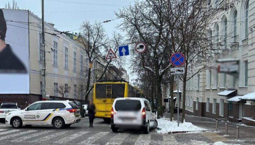 Новини Києва - У центрі Києва в проваллі дороги застряг тролейбус