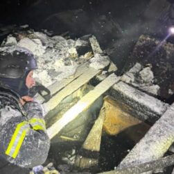 Новини України - Удари РФ по Київщині: рятувальники дістали з-під завалів родину з дитиною