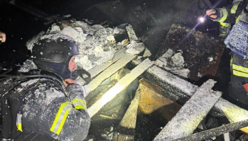 Новини України - Удари РФ по Київщині: рятувальники дістали з-під завалів родину з дитиною