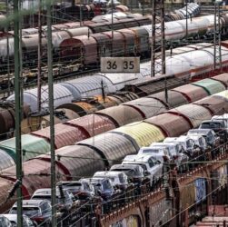 Новини світу - В Німеччині з рейок зійшов локомотив, поліція не виключає саботаж - ЗМІ