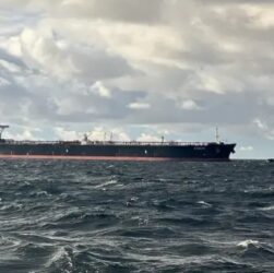 Новини світу - ЗМІ: субмарина РФ супроводжує танкер, що тікає від США